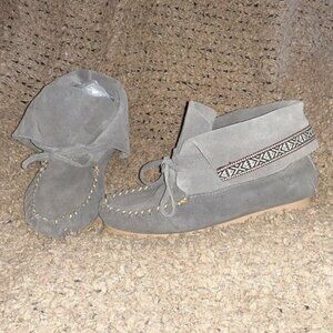 ANIMOC-CANADA-Grey Suede Moccasins-Beading-Foldover-Double Tie-Sz 8-Near Mint